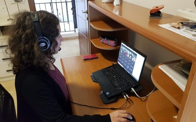 Une enseignante du Technion dispense un cours à distance avant l'ouverture du semestre de printemps en ligne. (Bureau du porte-parole du Technion) Une enseignante du Technion dispense un cours à distance avant l'ouverture du semestre de printemps en ligne. (Bureau du porte-parole du Technion)