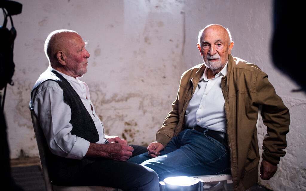 Simon Gronwski et Koenraad Tinel sur un tournage dans le cadre d'un film documentaire. (Crédit : Facebook) Simon Gronwski et Koenraad Tinel sur un tournage dans le cadre d'un film documentaire. (Crédit : Facebook)