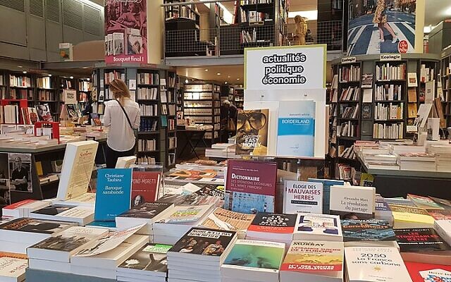 Une librairie, place de Clichy à Paris. (Crédit : Exilexi / Creative Commons Attribution 4.0 International) Une librairie, place de Clichy à Paris. (Crédit : Exilexi / Creative Commons Attribution 4.0 International)
