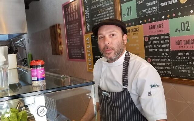Ofir Manshari, 39 ans, propriétaire du restaurant de pâtes Fabrizio, derrière son comptoir, dans le centre de Tel Aviv, le 15 mars 2020. (Adam Rasgon/Times of Israel) Ofir Manshari, 39 ans, propriétaire du restaurant de pâtes Fabrizio, derrière son comptoir, dans le centre de Tel Aviv, le 15 mars 2020. (Adam Rasgon/Times of Israel)