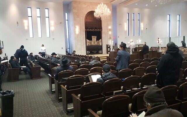 La congrégation Beth Chabad de Côte-Saint-Luc, dans l’ouest de l’île de Montréal. (Crédit : Beth Chabad C.S.L. / Facebook) La congrégation Beth Chabad de Côte-Saint-Luc, dans l’ouest de l’île de Montréal. (Crédit : Beth Chabad C.S.L. / Facebook)