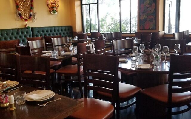 Tables bien dressées au Tandoori, dans le centre de Tel Aviv, le 15 mars 2020. (Adam Rasgon/Times of Israel) Tables bien dressées au Tandoori, dans le centre de Tel Aviv, le 15 mars 2020. (Adam Rasgon/Times of Israel)