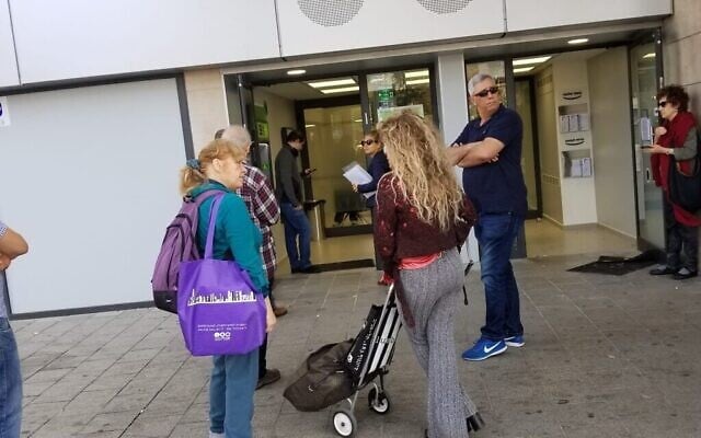 Des gens font la queue devant une banque dans le centre de Tel Aviv, le 15 mars 2020. (Adam Rasgon/Times of Israël) Des gens font la queue devant une banque dans le centre de Tel Aviv, le 15 mars 2020. (Adam Rasgon/Times of Israël)