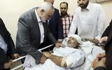 Ismail Haniyeh, chef du bureau politique du Hamas, rend visite à Tawfiq Abu Naim à l'hôpital de Shifa à Gaza City, le 27 octobre 2017 (Crédit : Mohammad Austaz, Hamas Media Office via AP)