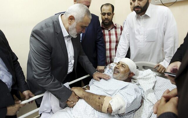 Ismail Haniyeh, chef du bureau politique du Hamas, rend visite à Tawfiq Abu Naim à l'hôpital de Shifa à Gaza City, le 27 octobre 2017 (Crédit : Mohammad Austaz, Hamas Media Office via AP) Ismail Haniyeh, chef du bureau politique du Hamas, rend visite à Tawfiq Abu Naim à l'hôpital de Shifa à Gaza City, le 27 octobre 2017 (Crédit : Mohammad Austaz, Hamas Media Office via AP)