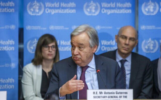 Le secrétaire-général Antonio Guterres durant une rencontre portant sur le coronavirus COVID-19 au siège de l'Organisation mondiale de la Santé à Genève, en Suisse, le 24 février 2020 (Crédit : Salvatore Di Nolfi/Keystone via AP)
