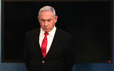 Le Premier ministre israélien Benjamin Netanyahu arrive pour un discours à son bureau de Jérusalem, le samedi 14 mars 2020. (Crédit : Gali Tibbon / Pool via AP)