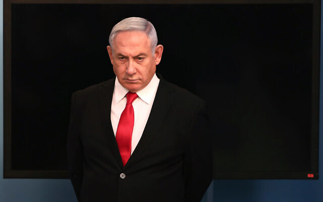 Le Premier ministre israélien Benjamin Netanyahu arrive pour un discours à son bureau de Jérusalem, le samedi 14 mars 2020. (Crédit : Gali Tibbon / Pool via AP)