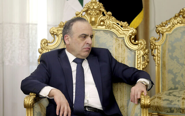 Le Premier ministre syrien Imad Khamis écoute le secrétaire du Conseil suprême de la sécurité nationale iranien, Ali Shamkhani, lors d'une réunion à Téhéran, Iran, mardi 17 janvier 2017 (Crédit : AP / Ebrahim Noroozi)