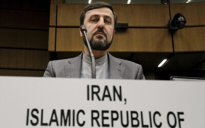 Kazem Gharib Abadii, l'ambassadeur de l'Iran auprès de l'Agence internationale de l'énergie atomique, AIEA, attend le début d'une réunion du comité des gouverneurs de l'AIEA au Centre international à Vienne, en Autriche, le jeudi 22 novembre 2018. (AP Photo / Ronald Zak)