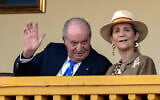 L'ancien roi d'Espagne Juan Carlos, à gauche, lors d'une corrida dans les arènes d'Aranjuez, en Espagne, le dimanche 2 juin 2019. (Crédit : AP / Andrea Comas)