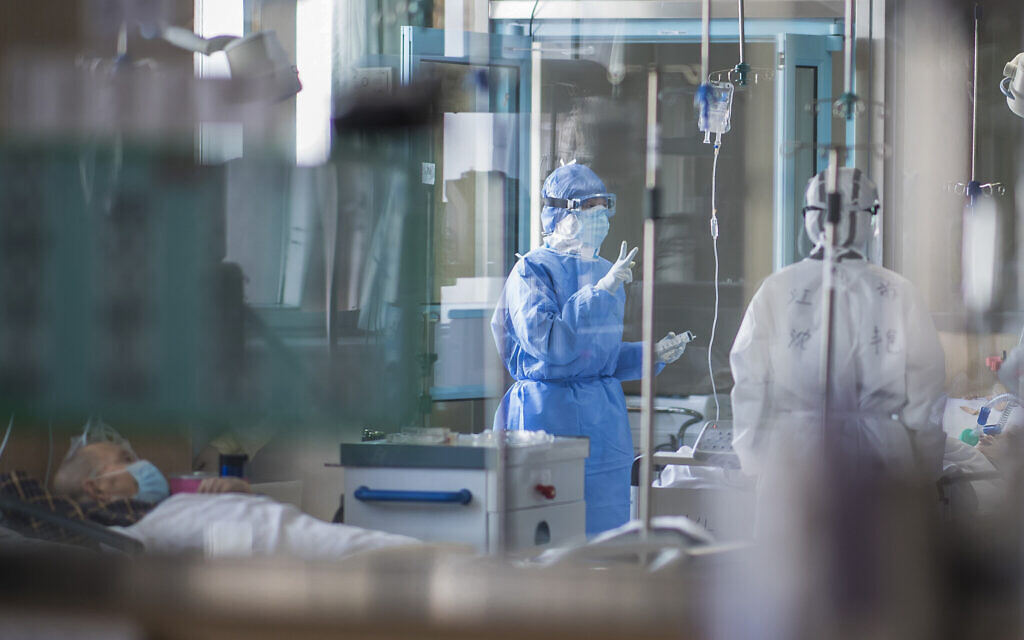 Dans cette photo du 22 février 2020, publiée par l'agence de presse Xinhua, des infirmières travaillent dans une unité de soins intensifs spécialisée pour les patients infectés par le coronavirus à Wuhan, dans la province du Hubei, en Chine centrale. (Xiao Yijiu/Xinhua via AP) Dans cette photo du 22 février 2020, publiée par l'agence de presse Xinhua, des infirmières travaillent dans une unité de soins intensifs spécialisée pour les patients infectés par le coronavirus à Wuhan, dans la province du Hubei, en Chine centrale. (Xiao Yijiu/Xinhua via AP)