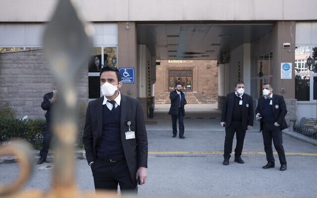 Des officiels de la sécurité sont à l'entrée de l'hôpital Zekai Tahir Burak où 17 passagers d'un vol de Turkish Airlines en provenance de Téhéran, suspectés d'être contaminés au coronavirus, ont été placés en quarantaine, à Ankara en Turquie, le mardi 25 février 2020. (AP Photo / Burhan Ozbilici) Des officiels de la sécurité sont à l'entrée de l'hôpital Zekai Tahir Burak où 17 passagers d'un vol de Turkish Airlines en provenance de Téhéran, suspectés d'être contaminés au coronavirus, ont été placés en quarantaine, à Ankara en Turquie, le mardi 25 février 2020. (AP Photo / Burhan Ozbilici)