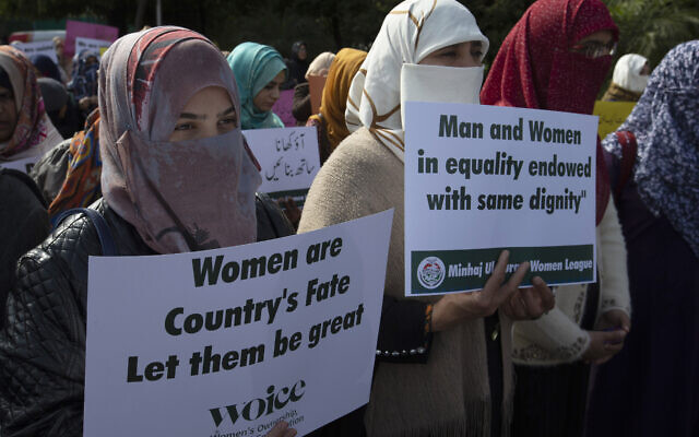 Des militantes du parti religieux pakistanais Minhaj-ul-Quran observent la Journée internationale de la femme lors d'un rassemblement à Islamabad, au Pakistan, le dimanche 8 mars 2020. (Crédit : AP / B.K. Bangash) Des militantes du parti religieux pakistanais Minhaj-ul-Quran observent la Journée internationale de la femme lors d'un rassemblement à Islamabad, au Pakistan, le dimanche 8 mars 2020. (Crédit : AP / B.K. Bangash)