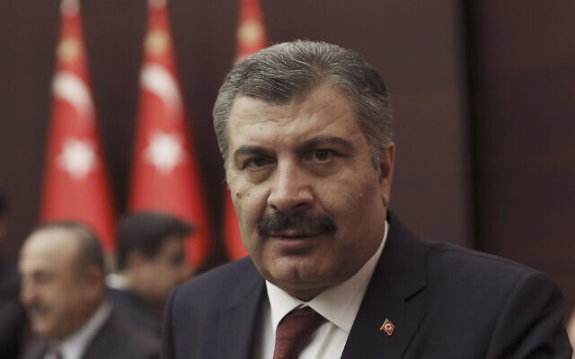 Le ministre turc de la Santé Fahrettin Koca s'adresse aux journalistes après une réunion sur le nouveau coronavirus à Ankara, en Turquie, le 18 mars 2020. (Crédit : AP / Burhan Ozbilici)