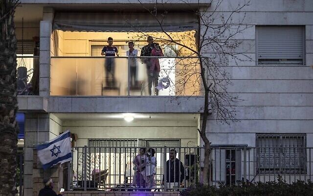 Les habitants de Jérusalem sur leurs balcons, applaudissent les soignants mobilisés pour la lutte contre le coronavirus, le 19 mars 2020. (Crédit : AP Photo/Tsafrir Abayov) Les habitants de Jérusalem sur leurs balcons, applaudissent les soignants mobilisés pour la lutte contre le coronavirus, le 19 mars 2020. (Crédit : AP Photo/Tsafrir Abayov)
