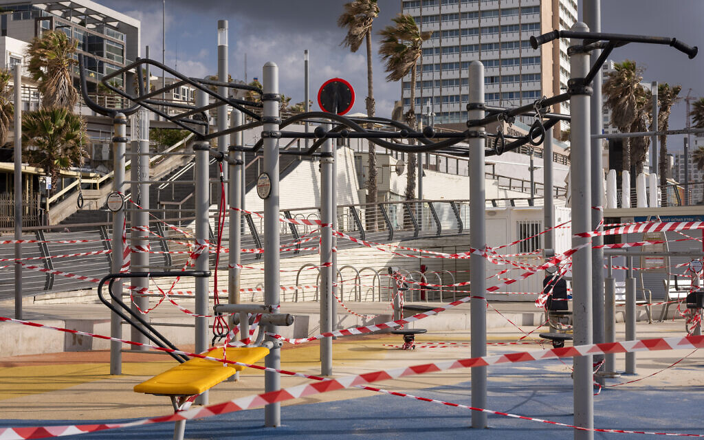 Une aire de jeux d'une plage de Tel Aviv fermée au public, en pleine pandémie de coronavirus, le 19 mars 2020. (Crédit : AP Photo/Oded Balilty)