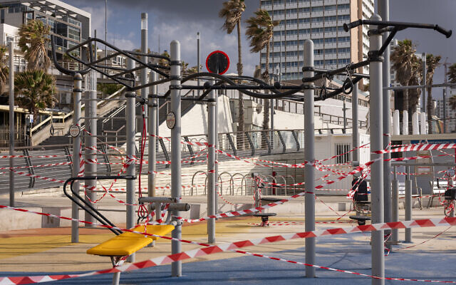 Une aire de jeux d'une plage de Tel Aviv fermée au public, en pleine pandémie de coronavirus, le 19 mars 2020. (Crédit : AP Photo/Oded Balilty) Une aire de jeux d'une plage de Tel Aviv fermée au public, en pleine pandémie de coronavirus, le 19 mars 2020. (Crédit : AP Photo/Oded Balilty)