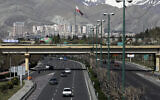 Des voitures se déplacent sur une autoroute au nord de Téhéran en Iran, le vendredi 20 mars 2020 pour la premier jour du Nouvel an iranien, appelé Nowruz, ou "nouveau jour" en persan, la fête iranienne marquant l'équinoxe du printemps. (AP Photo/Vahid Salemi)