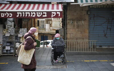 Le marché de Jérusalem quasi-désert, en pleine pandémie de coronavirus, le 22 mars 2020. (Crédit : AP Photo/Ariel Schalit)