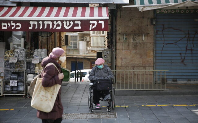 Le marché de Jérusalem quasi-désert, en pleine pandémie de coronavirus, le 22 mars 2020. (Crédit : AP Photo/Ariel Schalit) Le marché de Jérusalem quasi-désert, en pleine pandémie de coronavirus, le 22 mars 2020. (Crédit : AP Photo/Ariel Schalit)