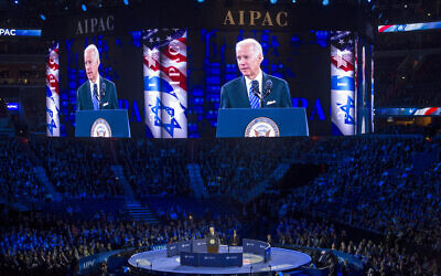 Le vice-président américain de l'époque, Joe Biden, sur de grands écrans vidéo alors qu'il s'adresse à la conférence politique de l'American Israel Public Affairs Committee (AIPAC), à Washington, le 20 mars 2016. (Crédit : Cliff Owen/AP)