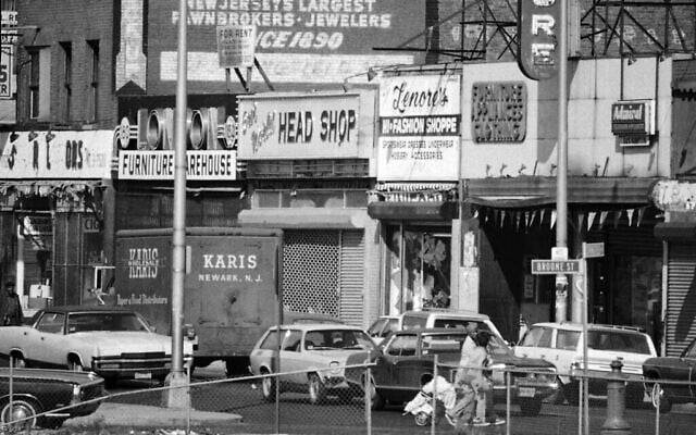 Springfield Ave. à Newark, New Jersey, le 1er mai 1974, point de départ d'une violente émeute en 1967. La paix extérieure règne dans la rue et dans les projets de logements surpeuplés, mais les magasins sont vides et les espaces vides entre les bâtiments témoignent des effets des émeutes, des incendies et des marteaux des démolisseurs au fil des ans. (AP Photo/Jerry Mosey)