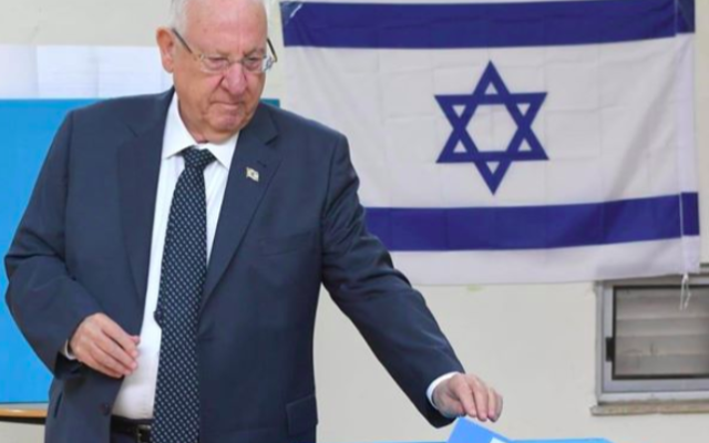 Reuven Rivlin vote le 2 mars 2020 à Jérusalem. (Crédit : Mark Neyman/GPO)