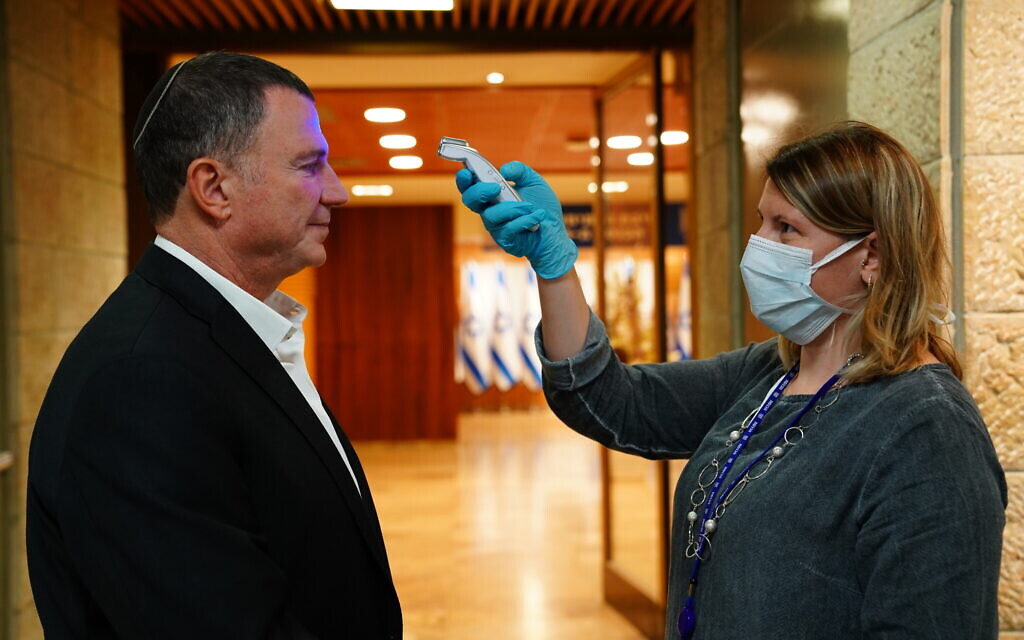 Le président de la Knesset, Yuli Edelstein, lors d’un contrôle de température à l'extérieur de la Knesset, le 16 mars 2020. (Crédit : Bureau du porte-parole de la Knesset)