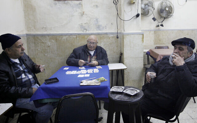 Photo d'illustration : Des Israéliens du troisième âge jouent aux carts au marché  Mahane Yehuda de Jérusalem, le 10 janvier 2012 (Crédit : Miriam Alster/FLASH90/File)