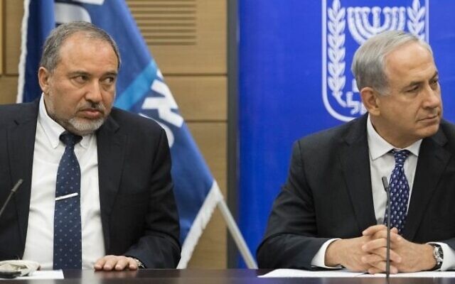 Le Premier ministre Benjamin Netanyahu (à droite) et le ministre des Affaires étrangères de l'époque, Avigdor Liberman, à la Knesset, le 3 février 2014. (FLASH90) Le Premier ministre Benjamin Netanyahu (à droite) et le ministre des Affaires étrangères de l'époque, Avigdor Liberman, à la Knesset, le 3 février 2014. (FLASH90)