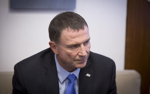 Yuli Edelstein rencontre les familles des soldats israéliens décédés Oron Shaul et Hadar Goldin à la Knesset à Jérusalem, le 27 juin 2016. (Crédit : Yonatan Sindel/Flash90) Yuli Edelstein rencontre les familles des soldats israéliens décédés Oron Shaul et Hadar Goldin à la Knesset à Jérusalem, le 27 juin 2016. (Crédit : Yonatan Sindel/Flash90)