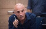 Le député Ofer Shelah du parti Yesh Atid assiste à une réunion de la commission des affaires étrangères et de la défense de la Knesset, le 30 avril 2018. (Crédit : Miriam Alster/Flash90)