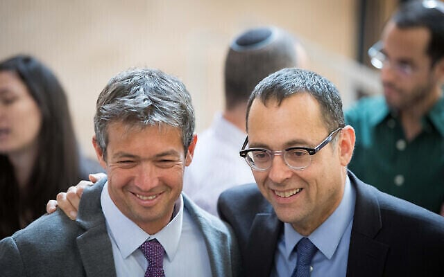 Les membres de la Knesset Yoaz Hendel (à gauche) et Zvi Hauser (à droite) aperçus à la Knesset, avant la session d'ouverture du nouveau gouvernement, le 29 avril 2019. (Noam Revkin Fenton/Flash90) Les membres de la Knesset Yoaz Hendel (à gauche) et Zvi Hauser (à droite) aperçus à la Knesset, avant la session d'ouverture du nouveau gouvernement, le 29 avril 2019. (Noam Revkin Fenton/Flash90)