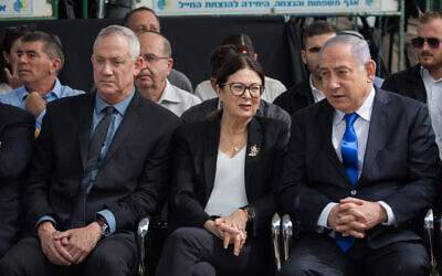 Le Premier ministre Benjamin Netanyahu (à droite), le dirigeant de Kakhol lavan Benny Gantz (à gauche) et la présidente de la Cour suprême Esther Hayut lors de la cérémonie commémorative pour le défunt président Shimon Peres, au cimetière du Mont Herzl à Jérusalem, le 19 septembre 2019. (Yonatan Sindel/Flash90)