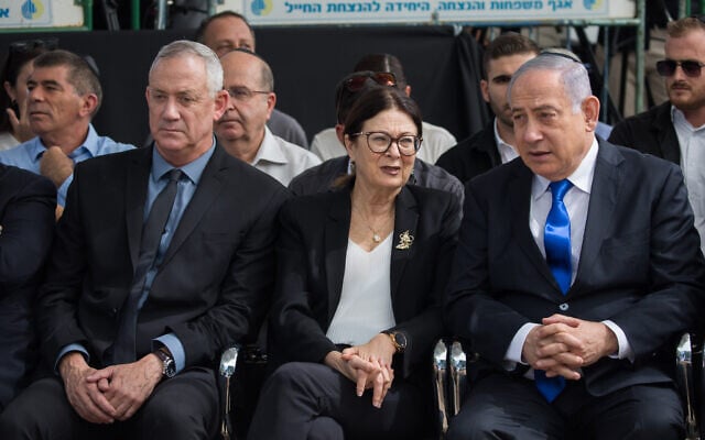 Le Premier ministre Benjamin Netanyahu (à droite), le dirigeant de Kakhol lavan Benny Gantz (à gauche) et la présidente de la Cour suprême Esther Hayut lors de la cérémonie commémorative pour le défunt président Shimon Peres, au cimetière du Mont Herzl à Jérusalem, le 19 septembre 2019. (Yonatan Sindel/Flash90)