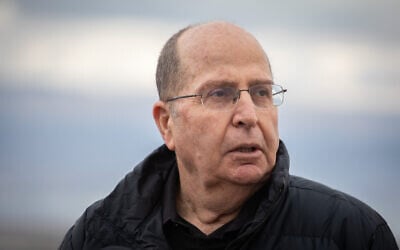 Moshe Yaalon, membre du parti Kakhol lavan, lors d'une visite au point d'observation de Vered Yeriho, dans le désert de Judée, le 21 janvier 2020. (Crédit : Hadas Parush/Flash90)