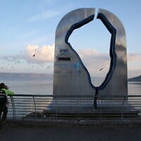 La promenade de la plage de Tibériade, au nord d'Israël, au bord du lac de Tibériade, le 30 janvier 2020. (Crédit : David Cohen/Flash90)
