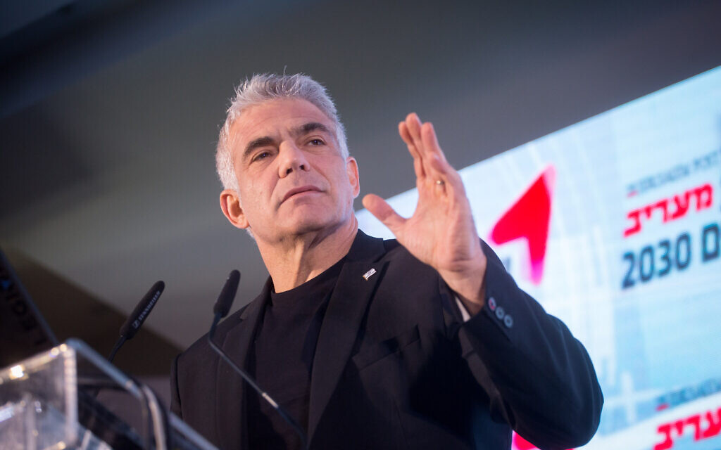 Le député de Kakhol lavan Yair Lapid prend la parole lors de la conférence Maariv à Herzliya, le 26 février 2020. (Crédit : Miriam Alster / Flash90) Le député de Kakhol lavan Yair Lapid prend la parole lors de la conférence Maariv à Herzliya, le 26 février 2020. (Crédit : Miriam Alster / Flash90)