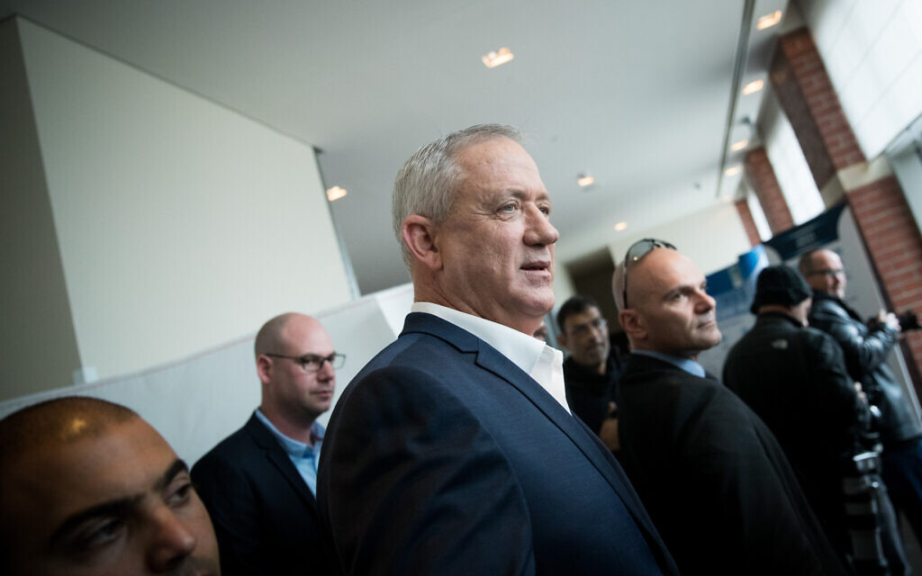 Le président de Kakhol lavan, Benny Gantz, assiste à une conférence des maires à Kyriat Anavim, près de Jérusalem, le 26 février 2020. (Yonatan Sindel/Flash90) Le président de Kakhol lavan, Benny Gantz, assiste à une conférence des maires à Kyriat Anavim, près de Jérusalem, le 26 février 2020. (Yonatan Sindel/Flash90)