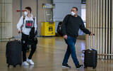 Illustration - Des personnes portant des masques par crainte du coronavirus à l'aéroport international Ben Gurion, le 27 février 2020. (Flash90)