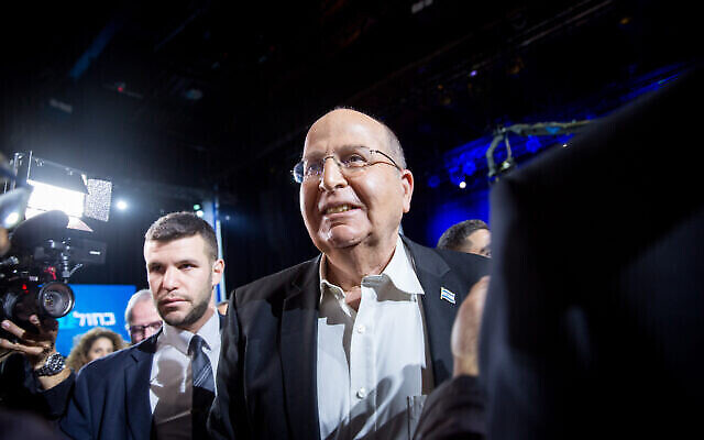 Le député Kakhol lavan Moshe "Boogie" Ya'alon arrive au siège du parti à Tel Aviv, le soir des élections, le 2 mars 2020. (Crédit : Miriam Alster/Flash90)