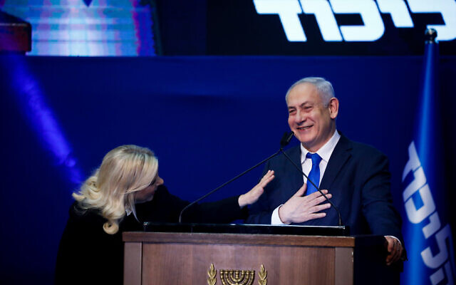 Le Premier ministre Benjamin Netanyahu et son épouse Sara devant leurs partisans pendant la nuit des élections israéliennes au siège du parti du Likud, à Tel Aviv, le 3 mars 2020 (Crédit : Olivier Fitoussi/Flash90) Le Premier ministre Benjamin Netanyahu et son épouse Sara devant leurs partisans pendant la nuit des élections israéliennes au siège du parti du Likud, à Tel Aviv, le 3 mars 2020 (Crédit : Olivier Fitoussi/Flash90)
