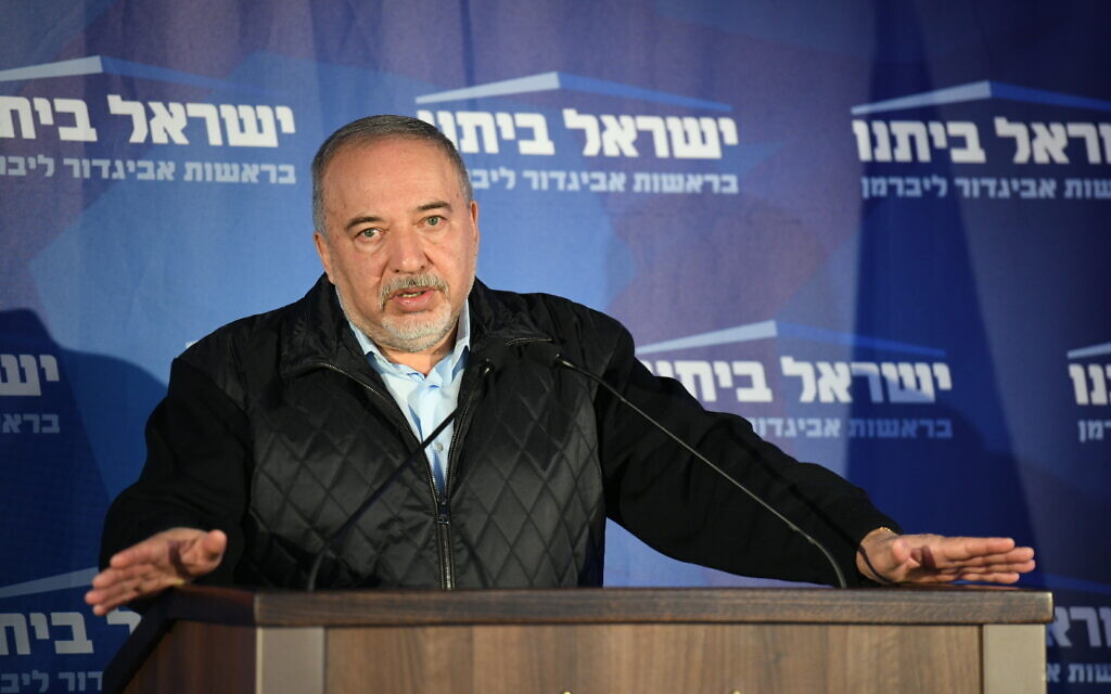 Le dirigeant du parti Yisrael Beytenu Avidgor Liberman s'exprime au siège de son parti à Modiin, le soir des élections, le 2 mars 2020. (Crédit : Sraya Diamant/ Flash90)