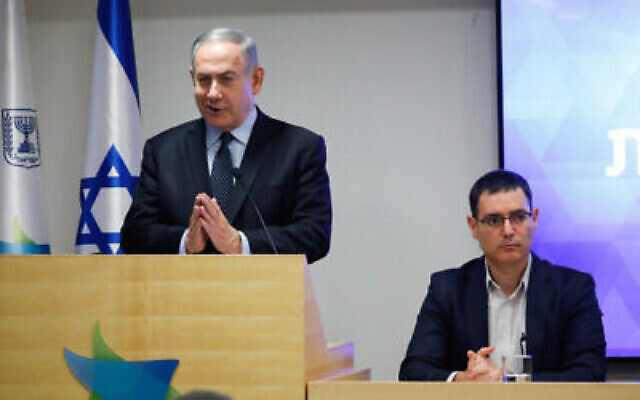 Le Premier ministre Benjamin Netanyahu et le directeur général du ministère de la Santé, Moshe Bar Siman Tov, lors d'une conférence de presse sur le coronavirus au ministère de la Santé à Jérusalem, le 4 mars 2020. (Olivier Fitoussi/Flash90) Le Premier ministre Benjamin Netanyahu et le directeur général du ministère de la Santé, Moshe Bar Siman Tov, lors d'une conférence de presse sur le coronavirus au ministère de la Santé à Jérusalem, le 4 mars 2020. (Olivier Fitoussi/Flash90)