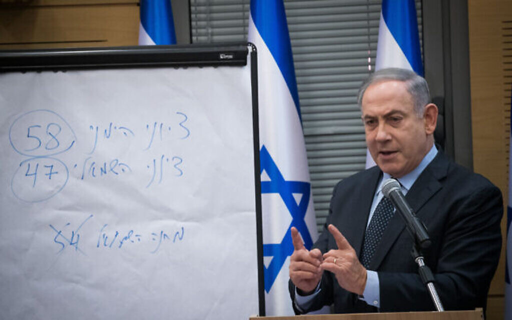 Le Premier ministre Benjamin Netanyahu s'adresse aux membres des partis de droite et orthodoxe. Sur le tableau, il écrit que la droite sioniste a remporté 58 sièges lors des élections, et la gauche sioniste 47 - comprenant Kakhol lavan, Yisrael Beytenu et Travailliste-Gesher-Meretz. (La mention "Camp de gauche - 54" est rayée). Ces chiffres excluent la Liste arabe unie composée de partis majoritairement arabes, qui a remporté 15 sièges lors de l'élection du 2 mars. (Yonatan Sindel/Flash90) Le Premier ministre Benjamin Netanyahu s'adresse aux membres des partis de droite et orthodoxe. Sur le tableau, il écrit que la droite sioniste a remporté 58 sièges lors des élections, et la gauche sioniste 47 - comprenant Kakhol lavan, Yisrael Beytenu et Travailliste-Gesher-Meretz. (La mention "Camp de gauche - 54" est rayée). Ces chiffres excluent la Liste arabe unie composée de partis majoritairement arabes, qui a remporté 15 sièges lors de l'élection du 2 mars. (Yonatan Sindel/Flash90)