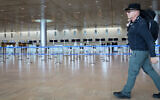 Les salles de départ vides de l'aéroport Ben Gurion. Les gens annulent leurs voyages par crainte du coronavirus. Le 4 mars 2020. (Yossi Zamir/Flash90)
