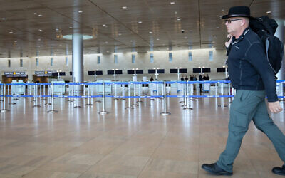 Les salles de départ vides de l'aéroport Ben Gurion. Les gens annulent leurs voyages par crainte du coronavirus. Le 4 mars 2020. (Yossi Zamir/Flash90)