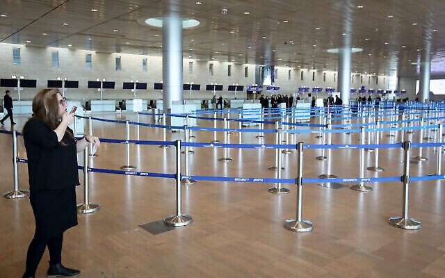 Les halls de départ vides de l'aéroport Ben Gurion. Les gens annulent leurs voyages par crainte du coronavirus, le 4 mars 2020. (Crédit : Yossi Zamir/Flash90) Les halls de départ vides de l'aéroport Ben Gurion. Les gens annulent leurs voyages par crainte du coronavirus, le 4 mars 2020. (Crédit : Yossi Zamir/Flash90)