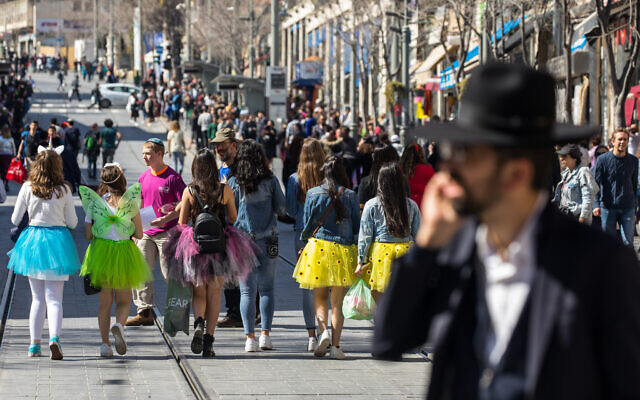 Une rue de Jérusalem emplie de gens costumés, avant la fête de Pourim, le 8 mars 2020. (Crédit : Olivier Fitoussi/Flash90) Une rue de Jérusalem emplie de gens costumés, avant la fête de Pourim, le 8 mars 2020. (Crédit : Olivier Fitoussi/Flash90)